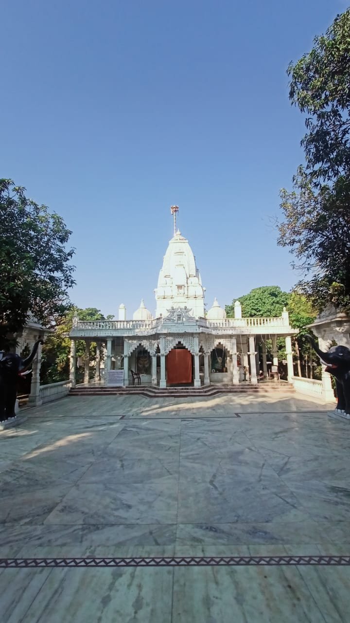 Explore the Fascinating Parasnath Hills, India's Biggest Jain Pilgrimage Center